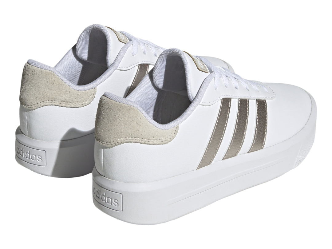 Tenis Adidas Court Platform en color blanco con tres franjas laterales en dorado metálico y suela de plataforma blanca.