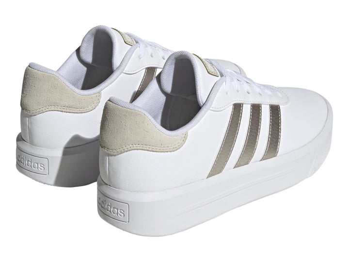 Tenis Adidas Court Platform en color blanco con tres franjas laterales en dorado metálico y suela de plataforma blanca.