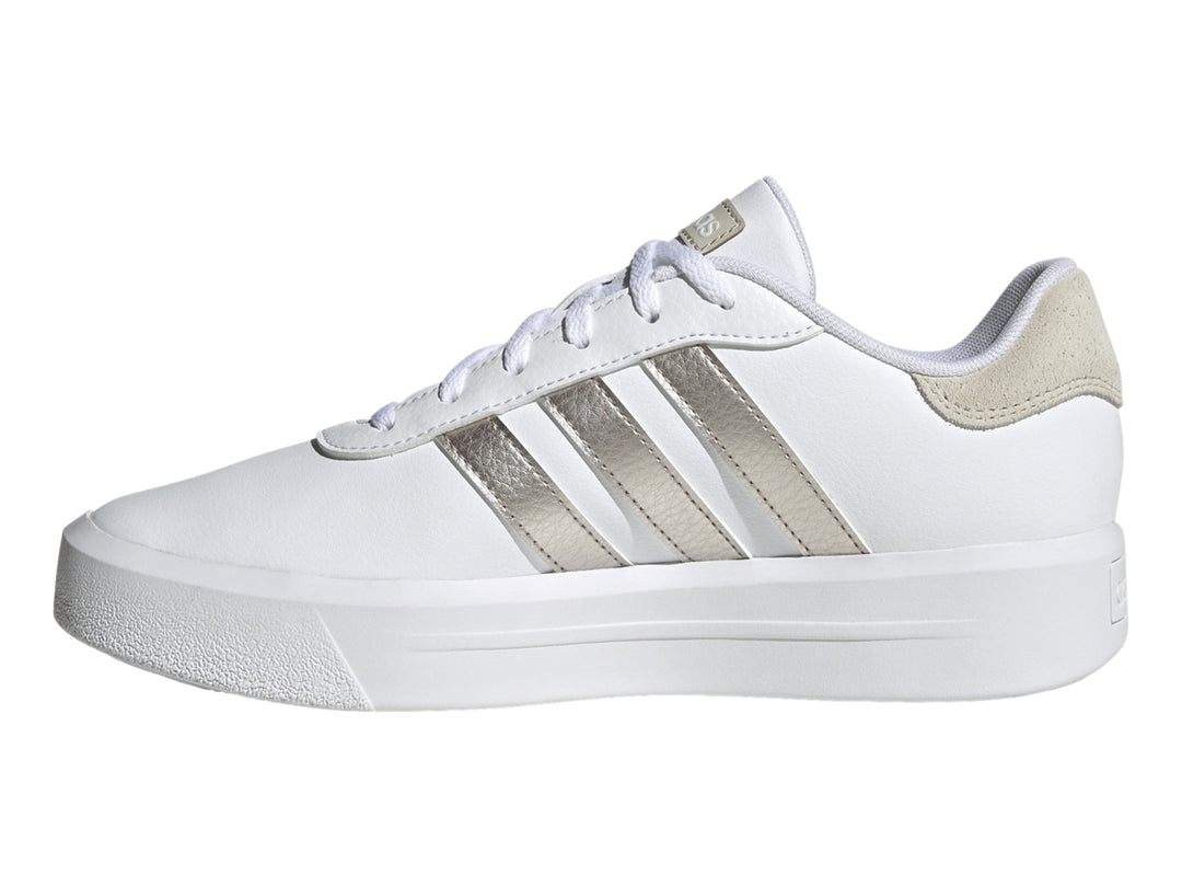 Tenis Adidas Court Platform en color blanco con tres franjas laterales en dorado metálico y suela de plataforma blanca.