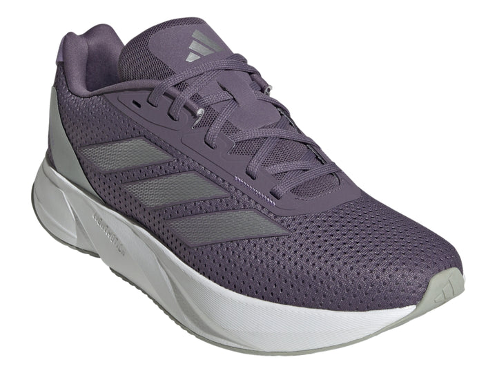 Tenis deportivos Adidas color morado con franjas plateadas y suela blanca.