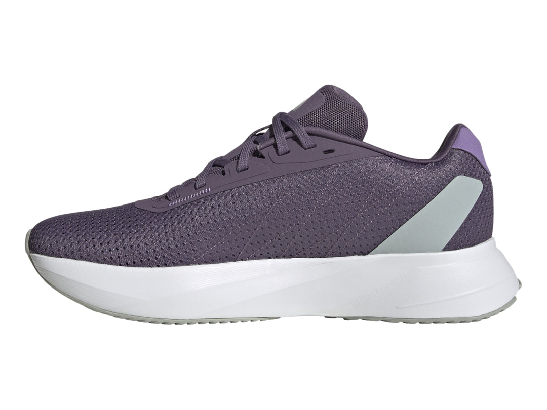 Tenis deportivos Adidas color morado con franjas plateadas y suela blanca.