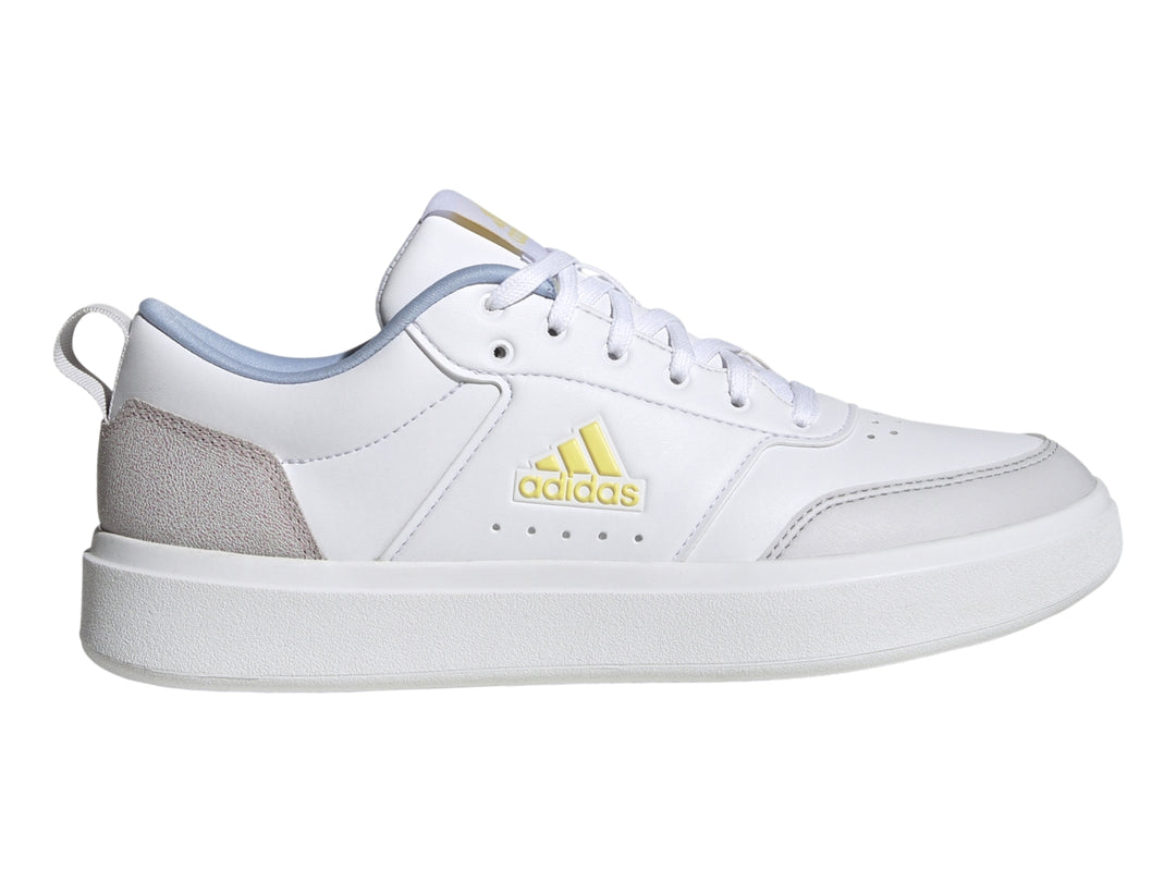 Tenis Adidas color blanco con detalles en plateado y logo dorado, diseño deportivo y casual.