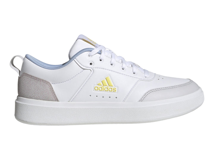 Tenis Adidas color blanco con detalles en plateado y logo dorado, diseño deportivo y casual.