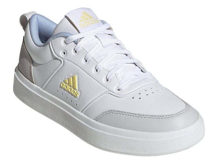 Tenis Adidas color blanco con detalles en plateado y logo dorado, diseño deportivo y casual.