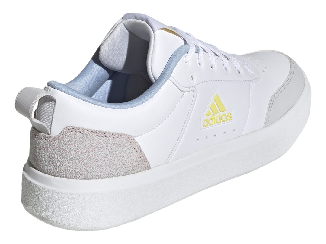 Tenis Adidas color blanco con detalles en plateado y logo dorado, diseño deportivo y casual.