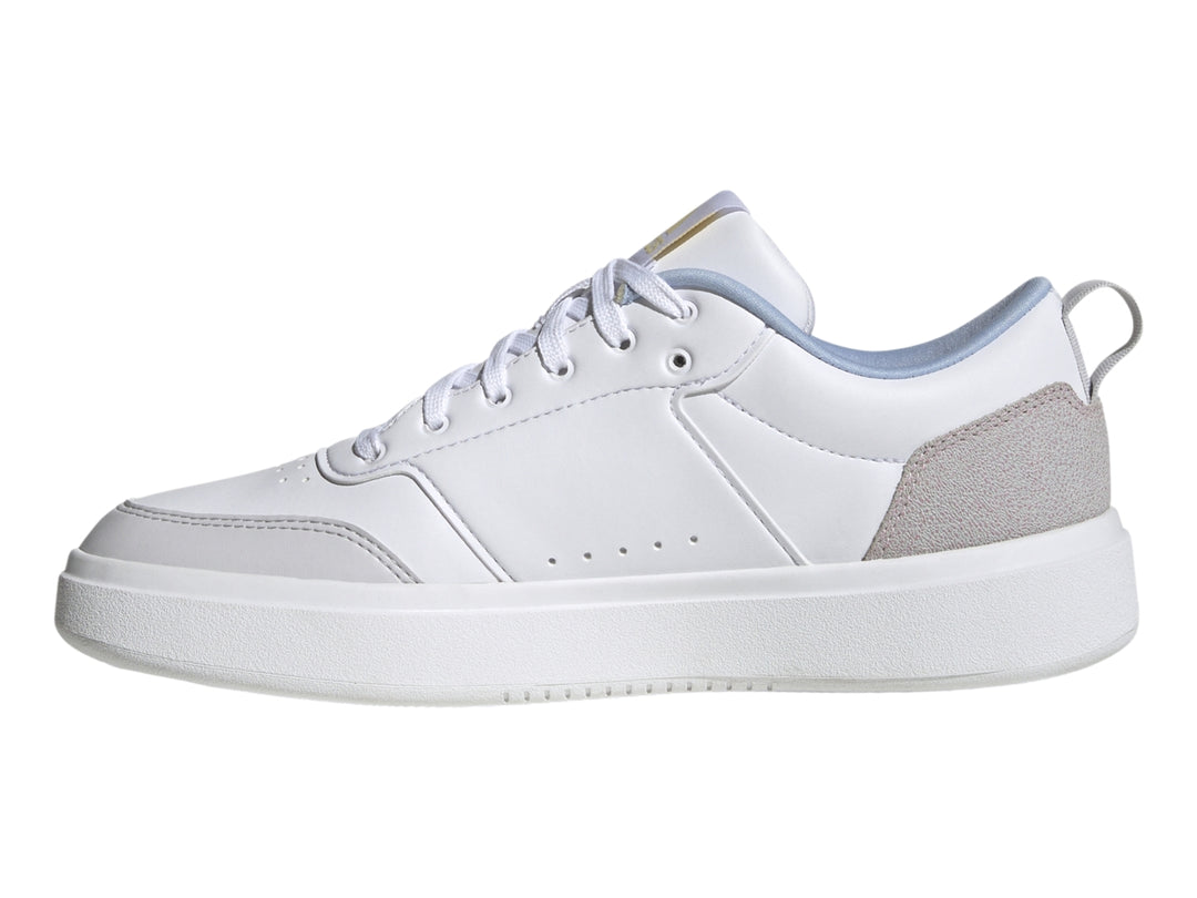 Tenis Adidas color blanco con detalles en plateado y logo dorado, diseño deportivo y casual.