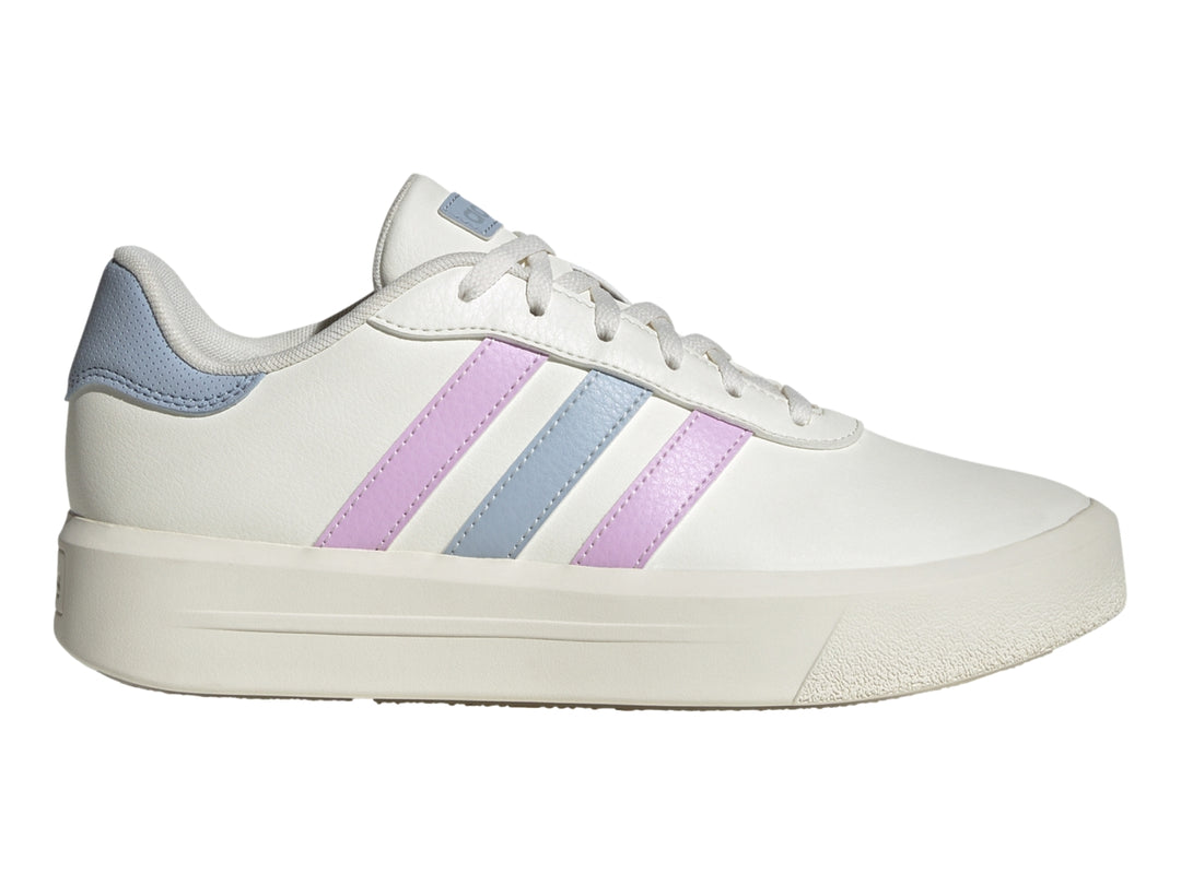 Tenis Adidas Court Platform color blanco con franjas lilás y azul y suela de plataforma blanca.