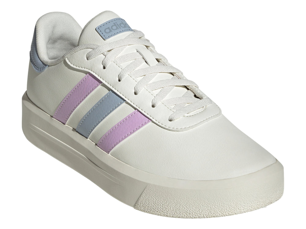 Tenis Adidas Court Platform color blanco con franjas lilás y azul y suela de plataforma blanca.