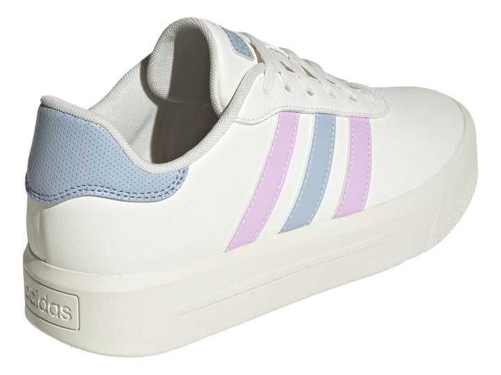 Tenis Adidas Court Platform color blanco con franjas lilás y azul y suela de plataforma blanca.
