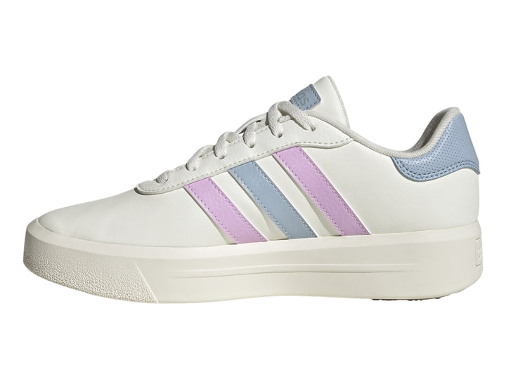 Tenis Adidas Court Platform color blanco con franjas lilás y azul y suela de plataforma blanca.