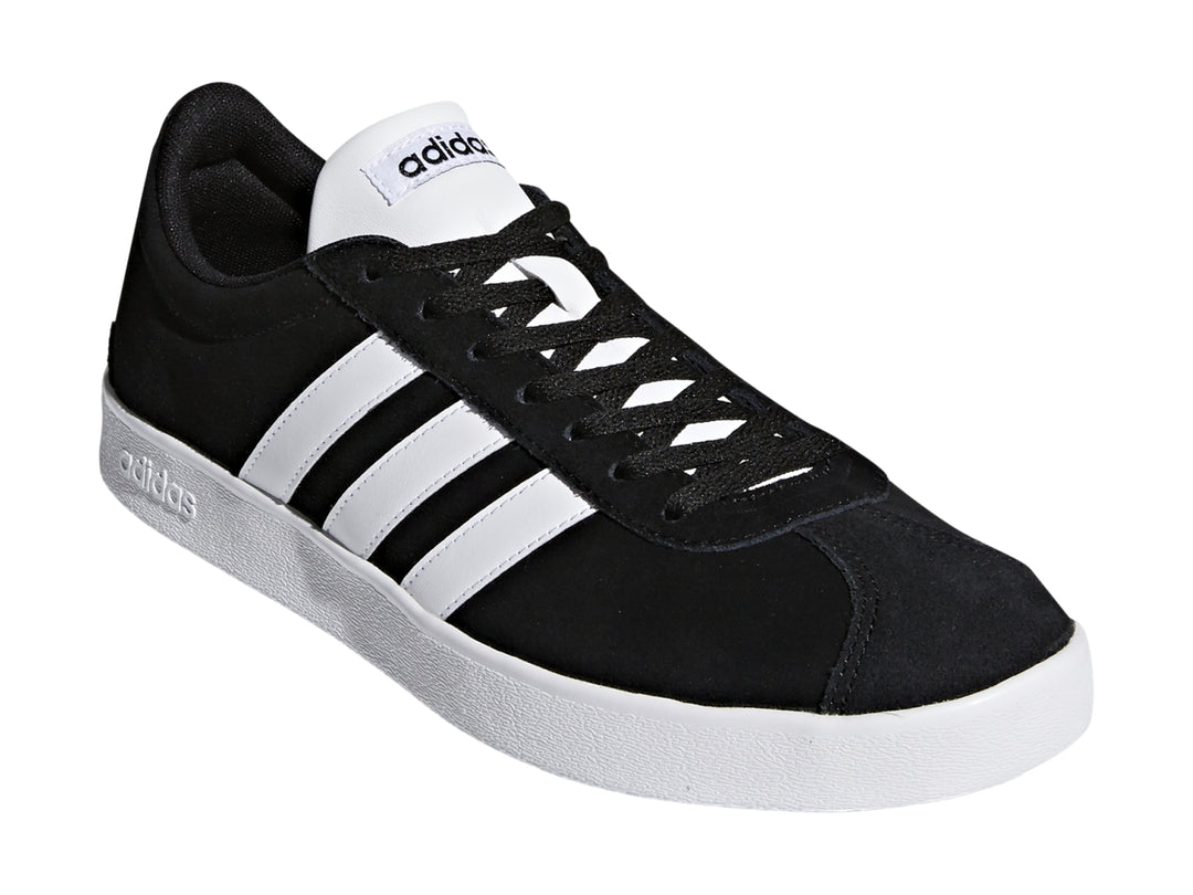 Tenis Adidas VL Court 2.0 en color negro con tres franjas laterales blancas y suela blanca.