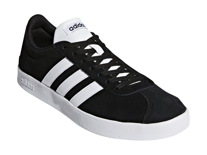 Tenis Adidas VL Court 2.0 en color negro con tres franjas laterales blancas y suela blanca.