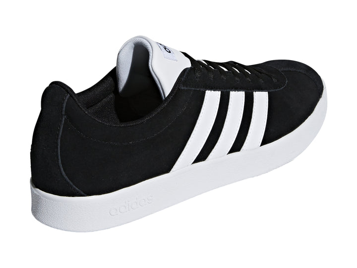 Tenis Adidas VL Court 2.0 en color negro con tres franjas laterales blancas y suela blanca.
