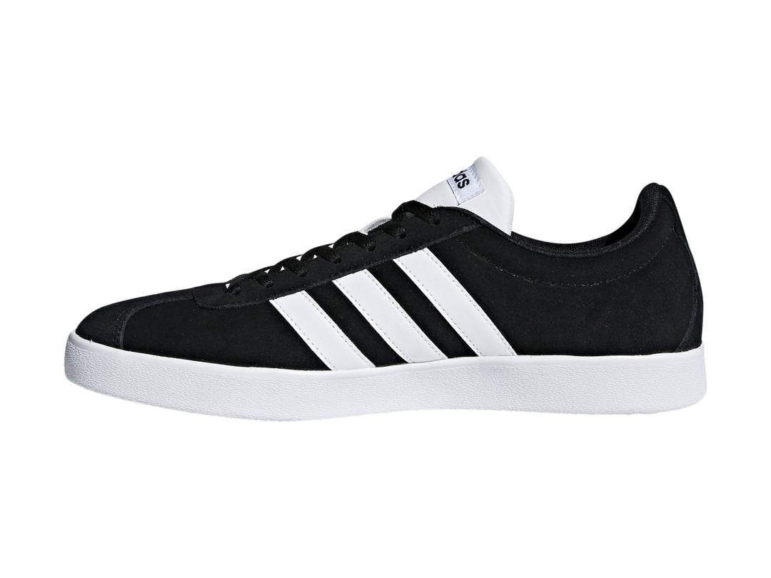 Tenis Adidas VL Court 2.0 en color negro con tres franjas laterales blancas y suela blanca.