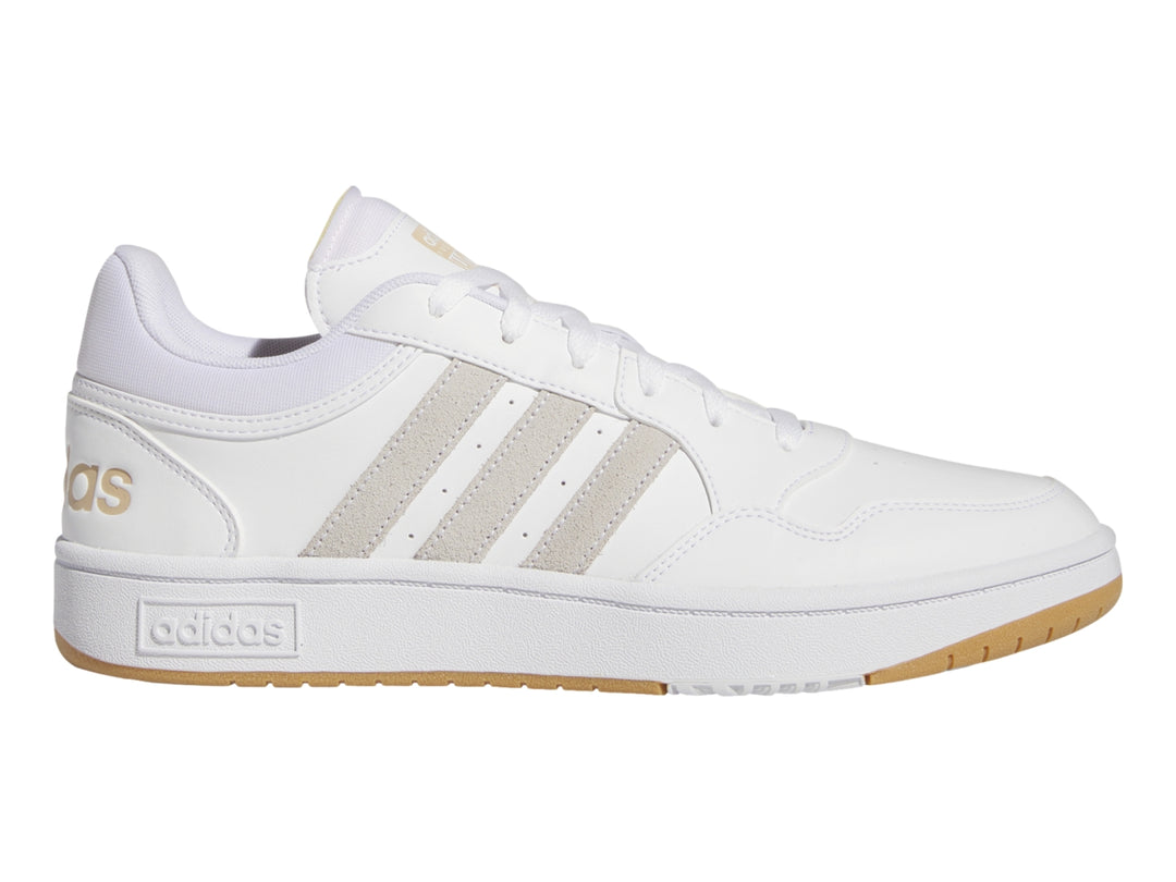 Tenis Adidas Hoops 3.0 en color blanco con detalles y suela en tono beige.