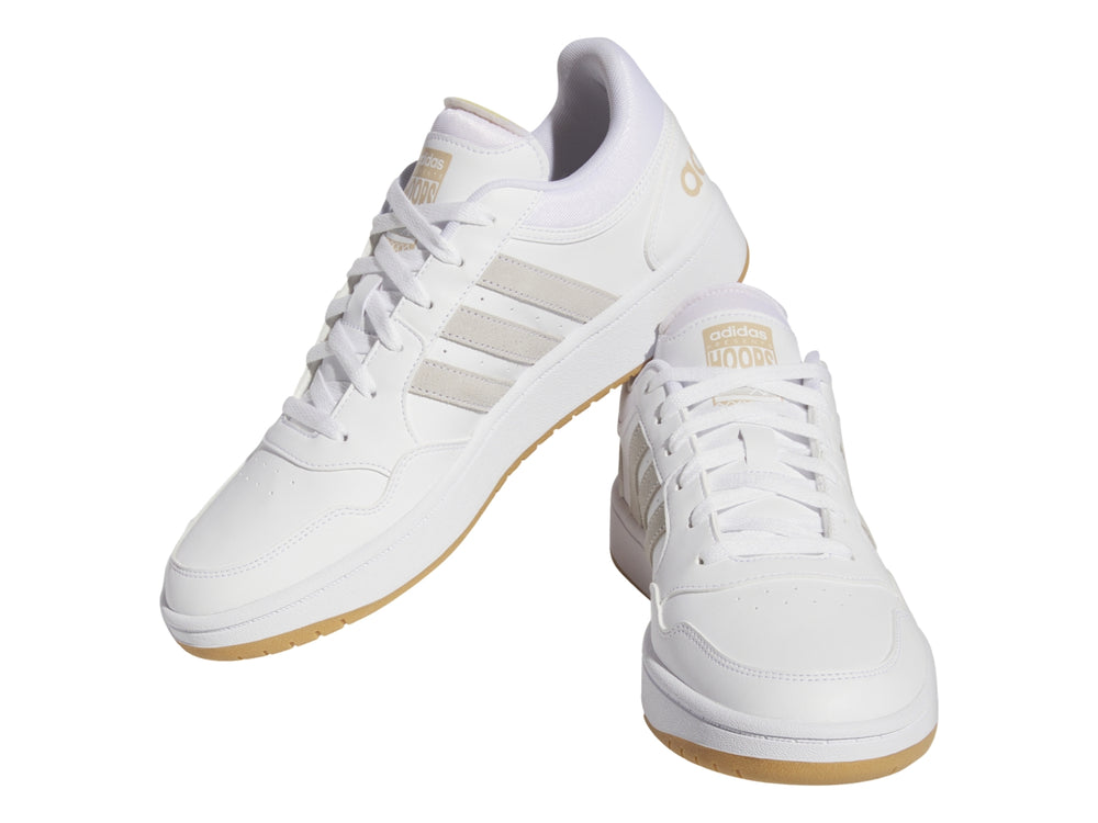 Tenis Adidas Hoops 3.0 en color blanco con detalles y suela en tono beige.