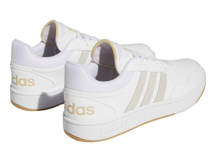 Tenis Adidas Hoops 3.0 en color blanco con detalles y suela en tono beige.
