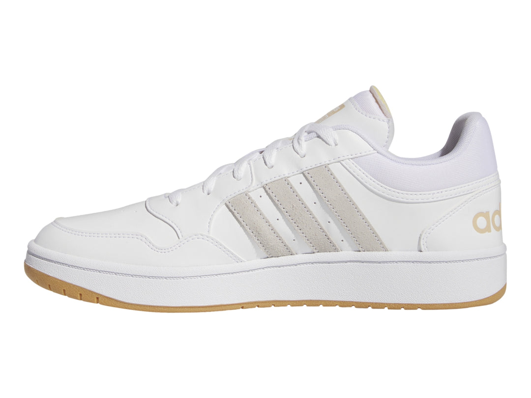 Tenis Adidas Hoops 3.0 en color blanco con detalles y suela en tono beige.