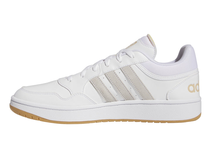 Tenis Adidas Hoops 3.0 en color blanco con detalles y suela en tono beige.