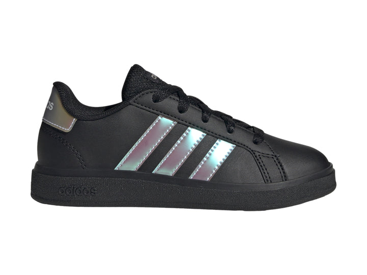 Tenis Adidas Grand Court 2.0 en color negro con tres franjas laterales en tono iridiscente y suela negra.