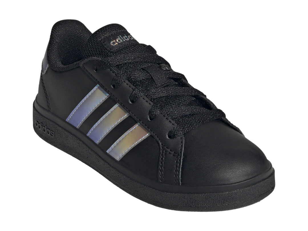 Tenis Adidas Grand Court 2.0 en color negro con tres franjas laterales en tono iridiscente y suela negra.