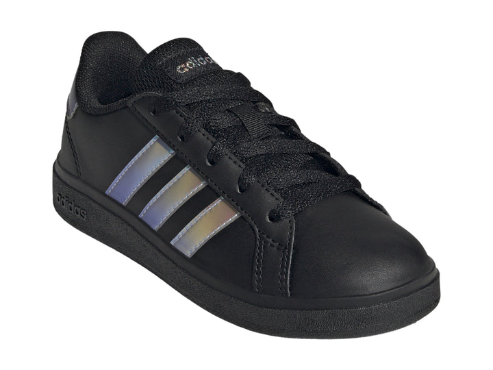 Tenis Adidas Grand Court 2.0 en color negro con tres franjas laterales en tono iridiscente y suela negra.