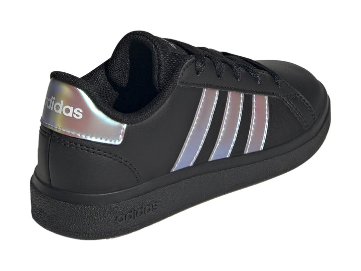 Tenis Adidas Grand Court 2.0 en color negro con tres franjas laterales en tono iridiscente y suela negra.