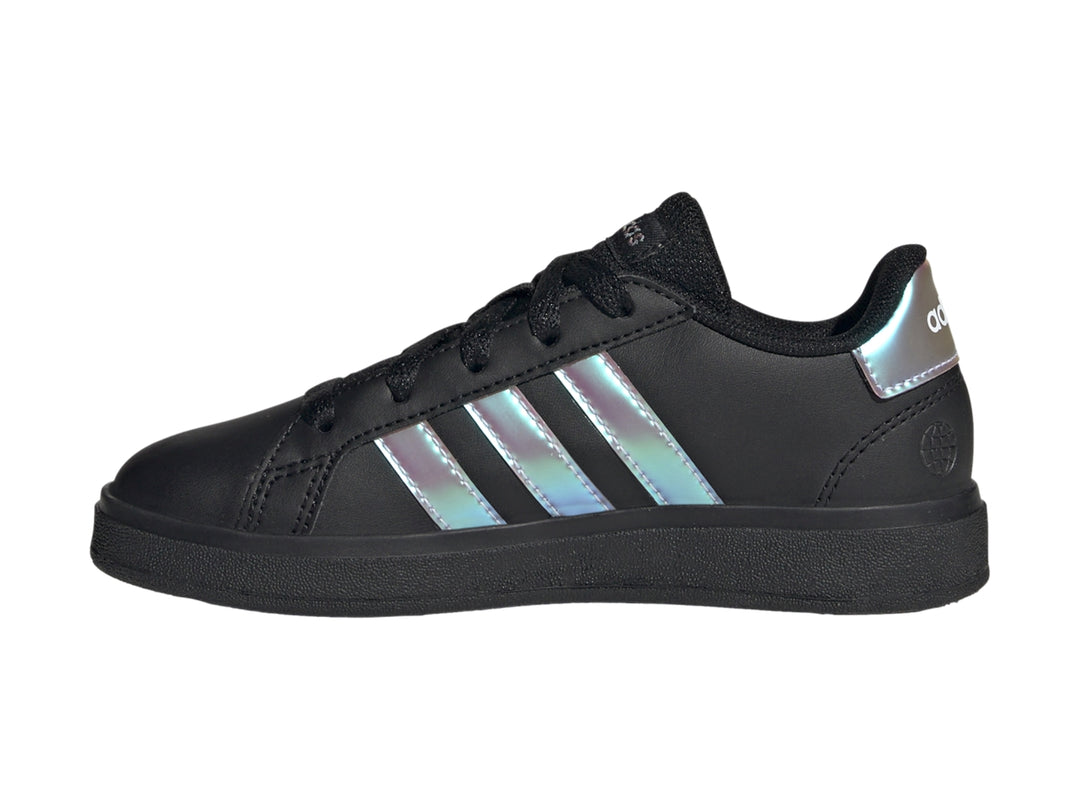 Tenis Adidas Grand Court 2.0 en color negro con tres franjas laterales en tono iridiscente y suela negra.