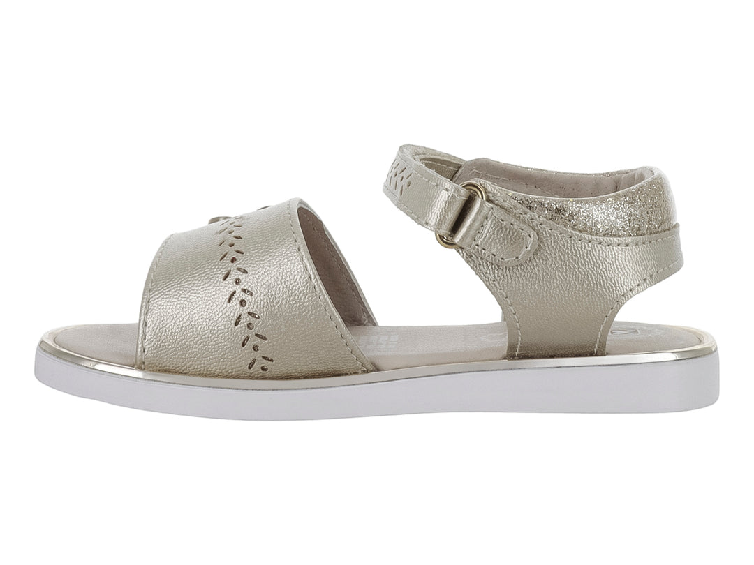 Sandalia color oro para niña con adorno de mariposa y suela blanca.
