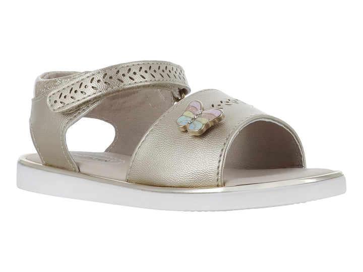 Sandalia color oro para niña con detalle de mariposa y suela blanca.
