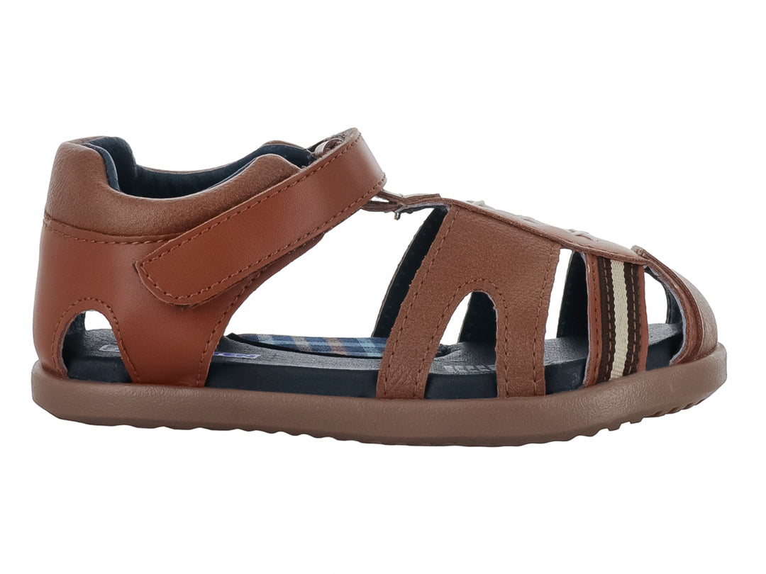 Sandalia Karsten color miel para niño con cierre de velcro y detalles en azul marino y blanco.