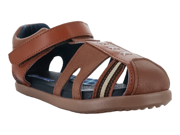 Sandalia Karsten color miel para niño con cierre de velcro y detalles en azul marino y blanco.