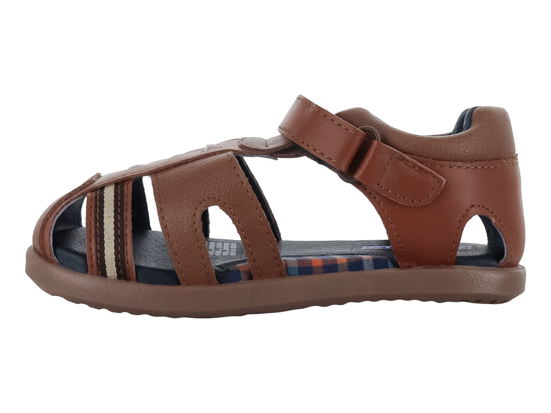Sandalia Karsten color miel para niño con cierre de velcro y detalles en azul marino y blanco.