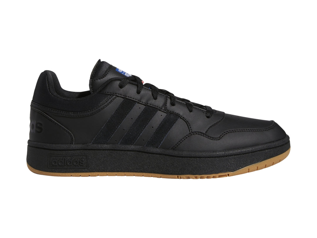Tenis Adidas Hoops 3.0 en color negro con suela marrón y detalles laterales en el mismo tono.