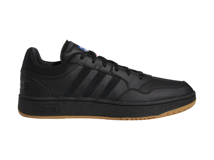 Tenis Adidas Hoops 3.0 en color negro con suela marrón y detalles laterales en el mismo tono.