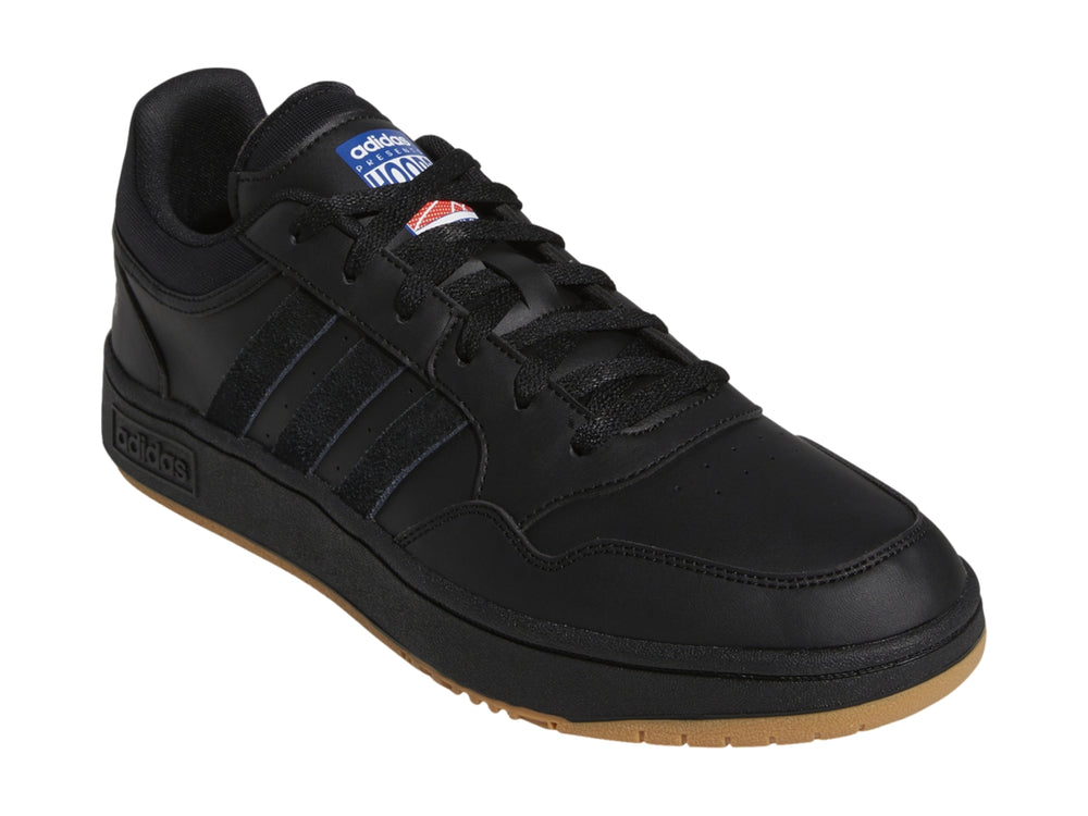 Tenis Adidas Hoops 3.0 en color negro con suela marrón y detalles laterales en el mismo tono.