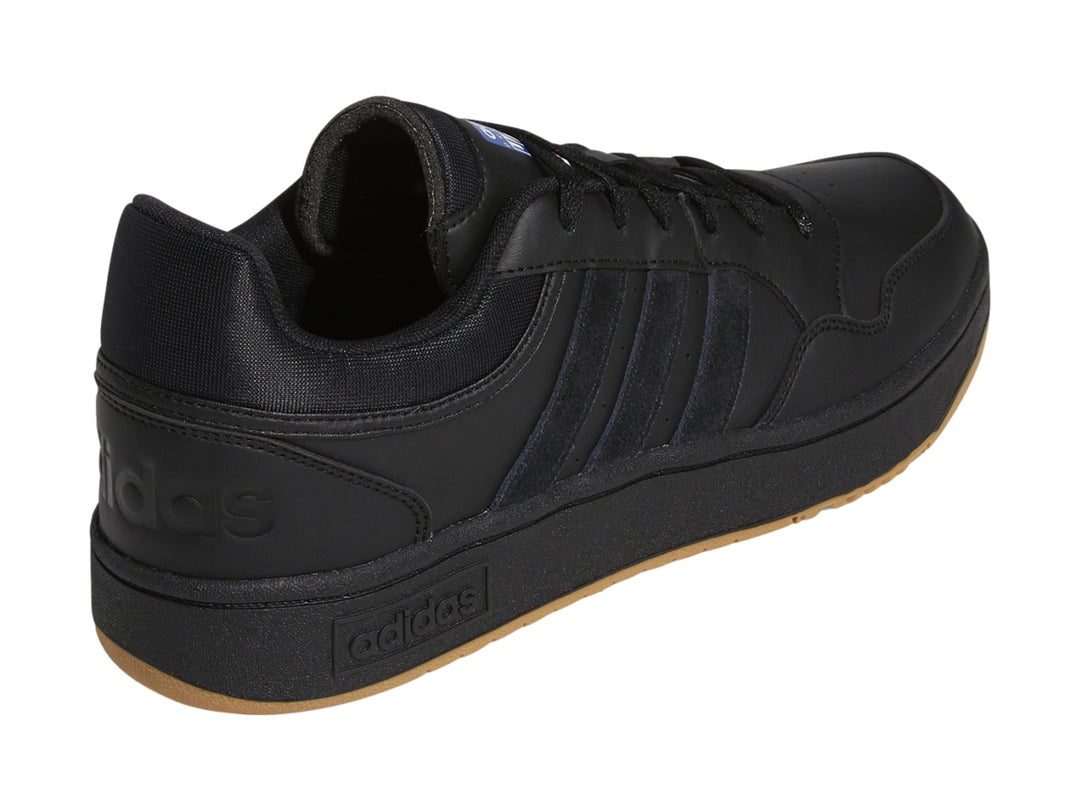 Tenis Adidas Hoops 3.0 en color negro con suela marrón y detalles laterales en el mismo tono.