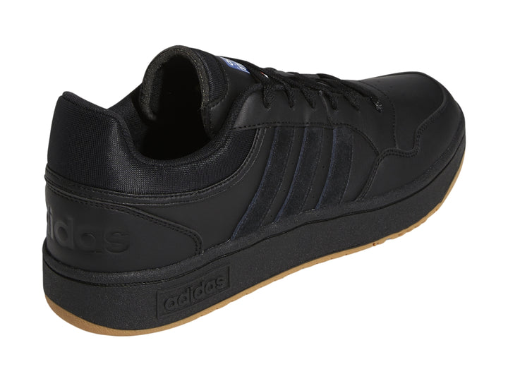 Tenis Adidas Hoops 3.0 en color negro con suela marrón y detalles laterales en el mismo tono.