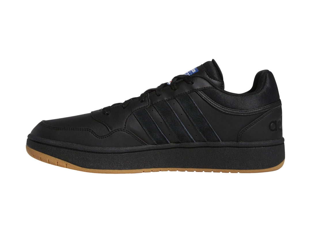 Tenis Adidas Hoops 3.0 en color negro con suela marrón y detalles laterales en el mismo tono.