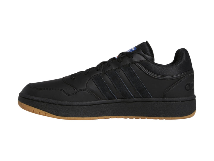 Tenis Adidas Hoops 3.0 en color negro con suela marrón y detalles laterales en el mismo tono.
