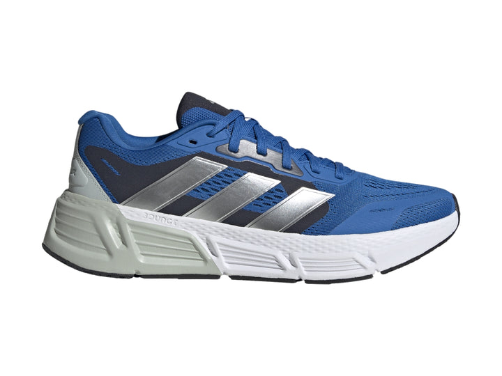 Tenis deportivos Adidas Questar 2 en color azul brillante con franjas plateadas y suela blanca.