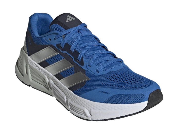 Tenis deportivos Adidas Questar 2 en color azul brillante con franjas plateadas y suela blanca.