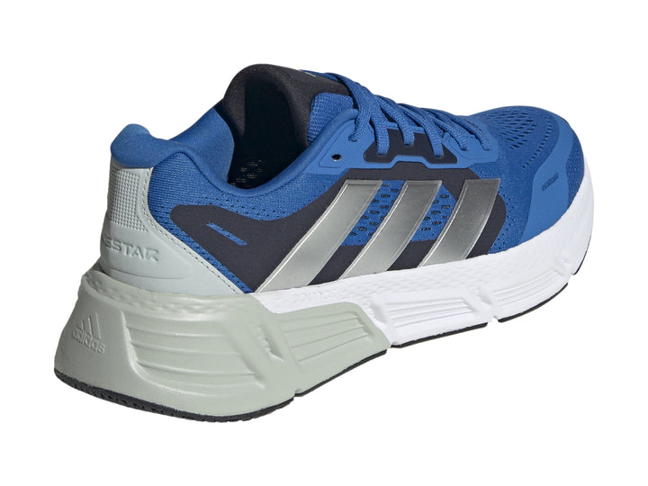Tenis deportivos Adidas Questar 2 en color azul brillante con franjas plateadas y suela blanca.