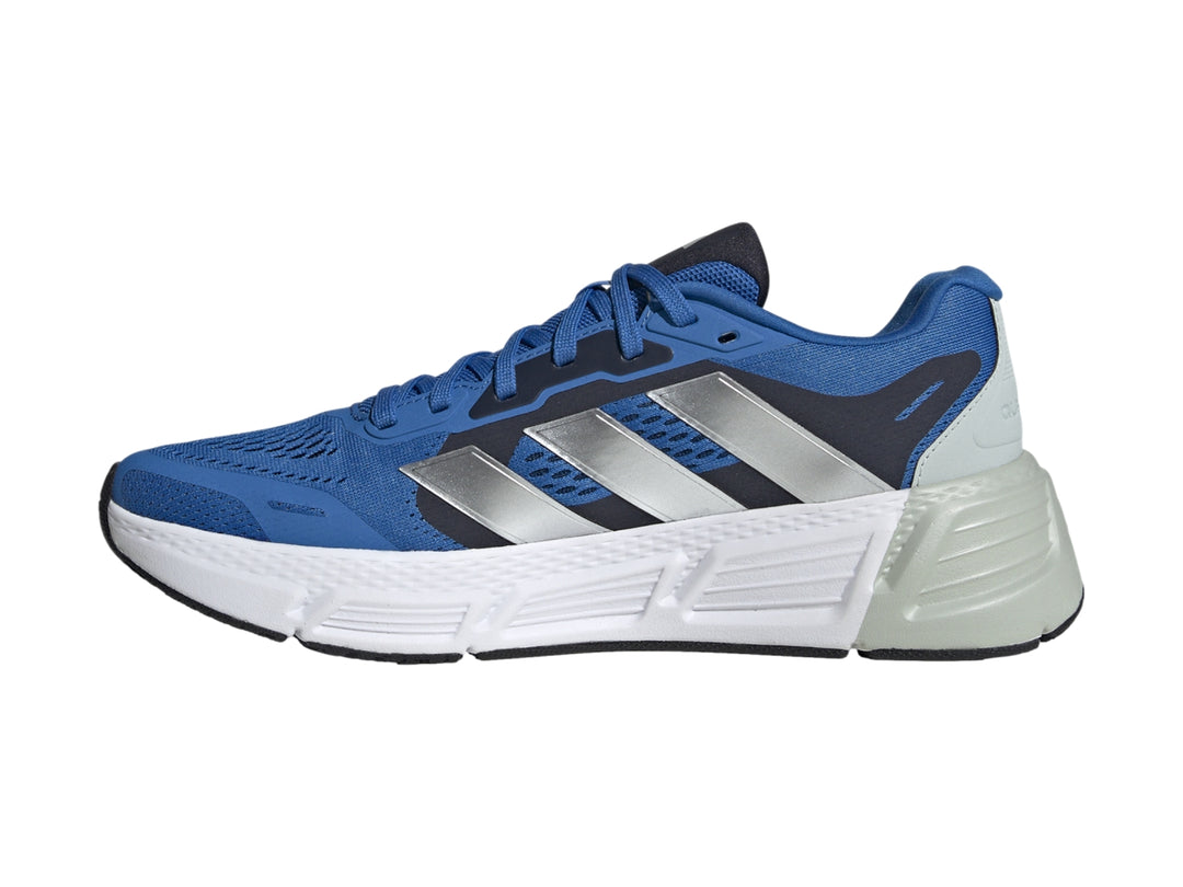 Tenis deportivos Adidas Questar 2 en color azul brillante con franjas plateadas y suela blanca.