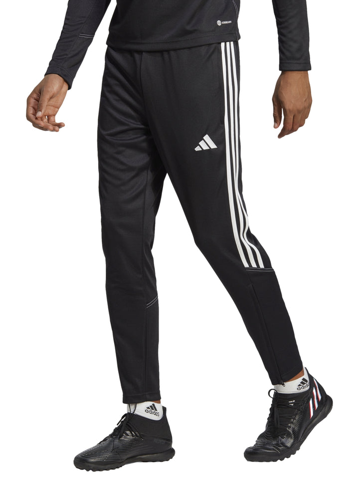 Pantalones deportivos Adidas negros con tres franjas blancas laterales y logotipo blanco.