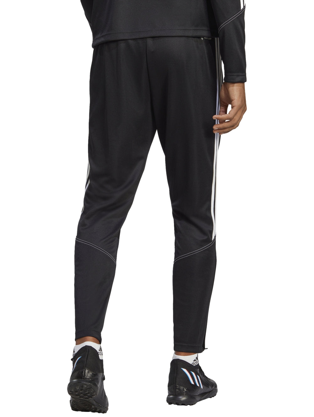 Pantalones deportivos Adidas negros con tres franjas blancas laterales y logotipo blanco.