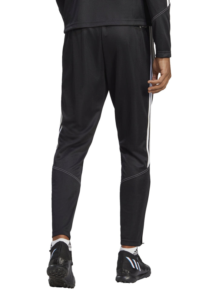 Pantalones deportivos Adidas negros con tres franjas blancas laterales y logotipo blanco.