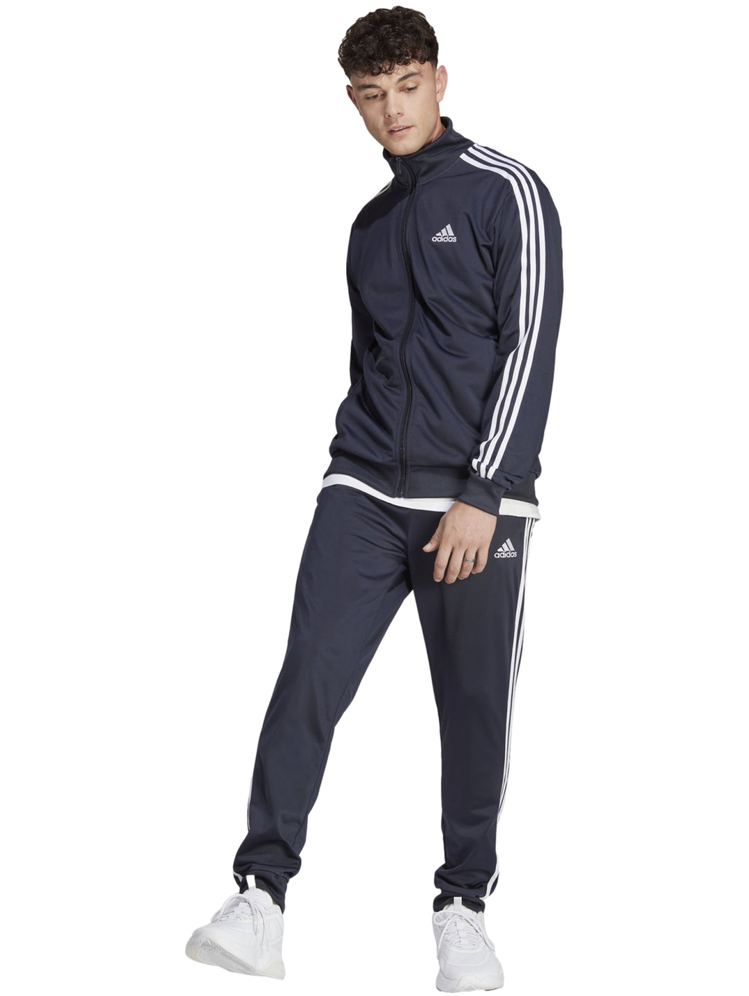 Conjunto deportivo Adidas azul marino con rayas blancas laterales en chaqueta y pantalón.