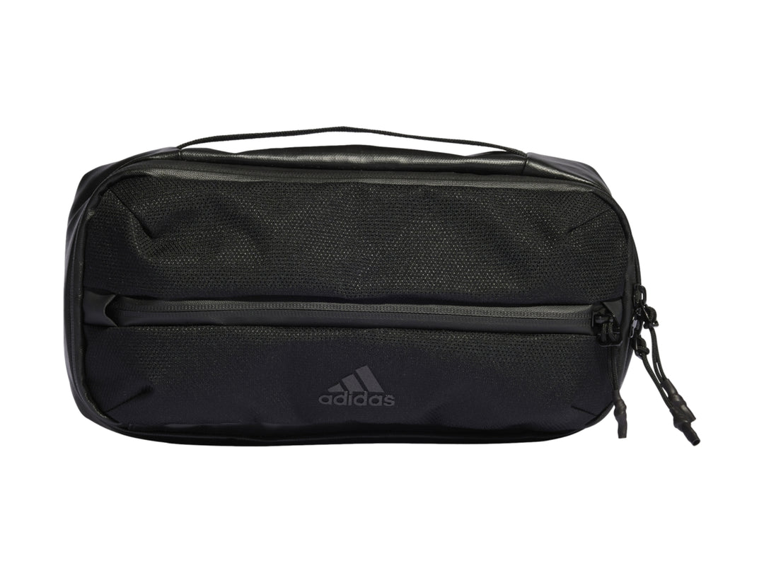 Bolso slingbag Adidas color negro con cierre frontal y asa superior sobre fondo blanco.