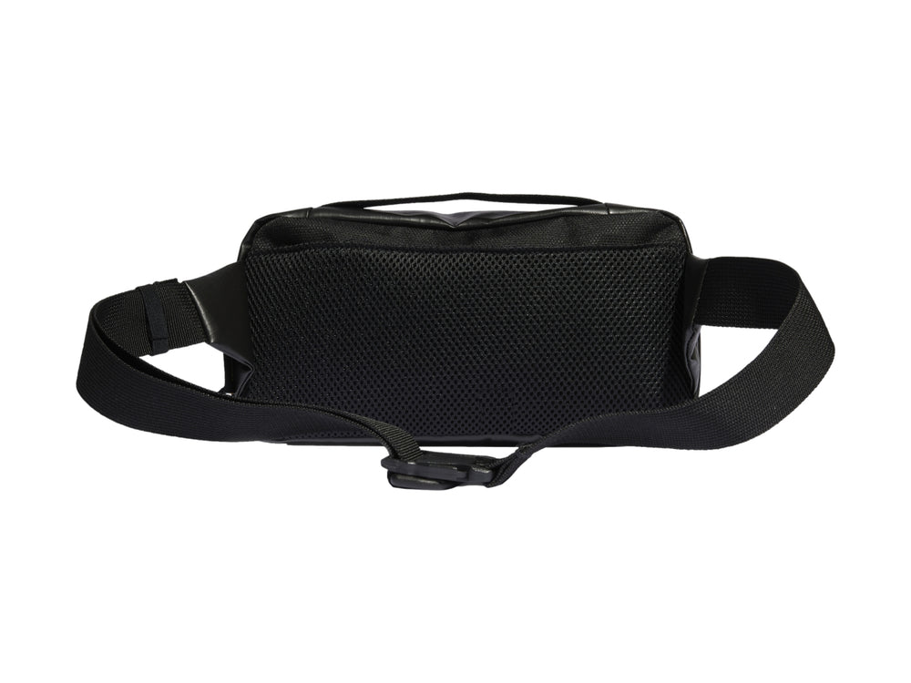 Bolso slingbag Adidas color negro con cierre frontal y asa superior sobre fondo blanco.